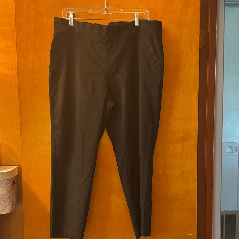 Soho Apparel Women's Black Capris